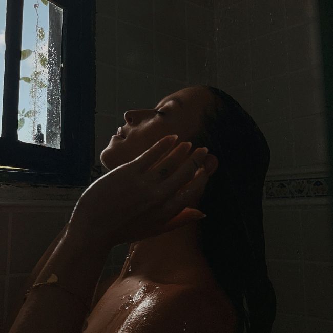 a model from flora amazon detoxing her hair with ozone products while showering.